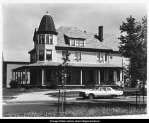 The Abbott Mansion during the years it struggled. Credit: Ravenswood Lake View collection, Sulzer Library